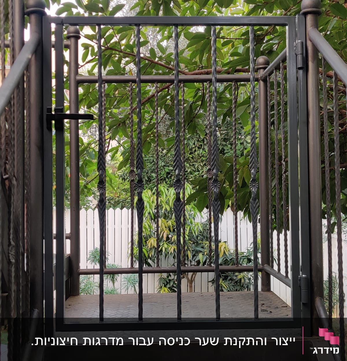 שער מתכת עם עמודים ודלת סגורה